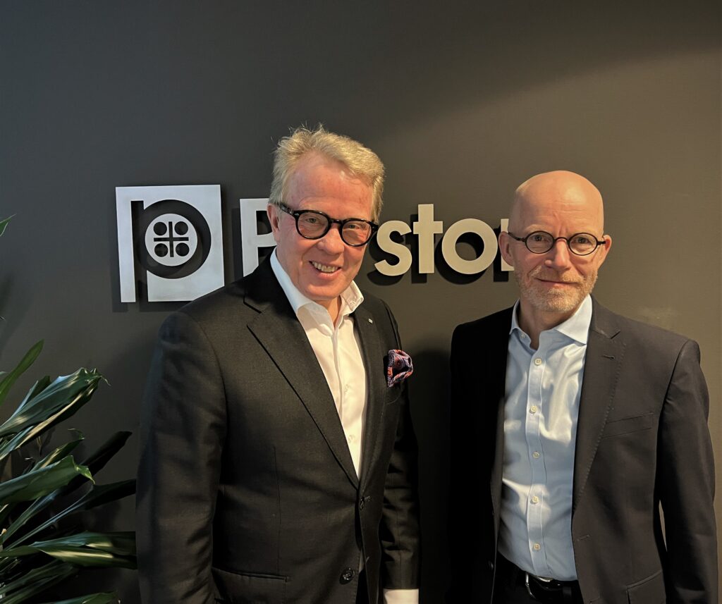Ib Jensen (right) takes over from Jan Secher (left) as new CEO of Perstorp Group.