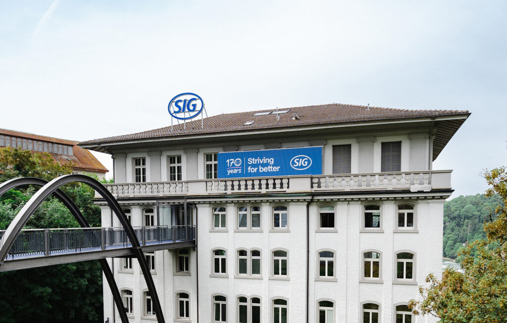 In June, the Swiss packaging solution provider SIG marked another milestone in its long history – 170 years of operation. Founded in 1853 and headquartered in Neuhausen, Switzerland, the company took the opportunity to look back on its impressive history of ingenuity and innovation, visit its present, and explore the exciting potential the future holds. Moreover, the event enabled customers and employees to experience firsthand what SIG stands for today and will stand for tomorrow: SIG – for better.