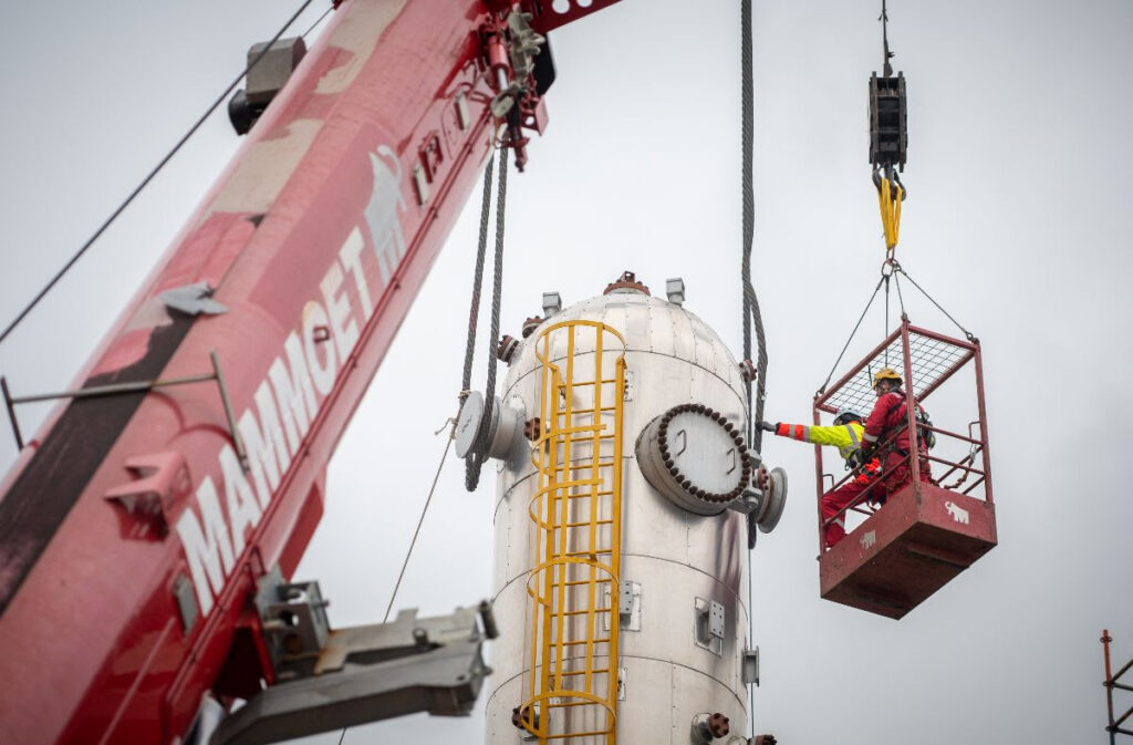 Installation of heavy-duty rigging on the sub-reactor.