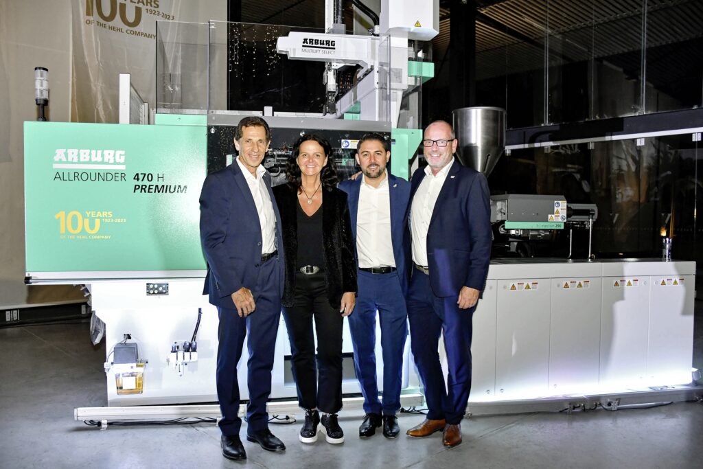 Celebrating "100 years of the Hehl family company" together in Querétaro: Managing Partner Juliane Hehl and Technical Director Guido Frohnhaus (right) from the parent company with Managing Director Guillermo Fasterling (left) and Sales Manager Edgar Calderón from Arburg Mexico.