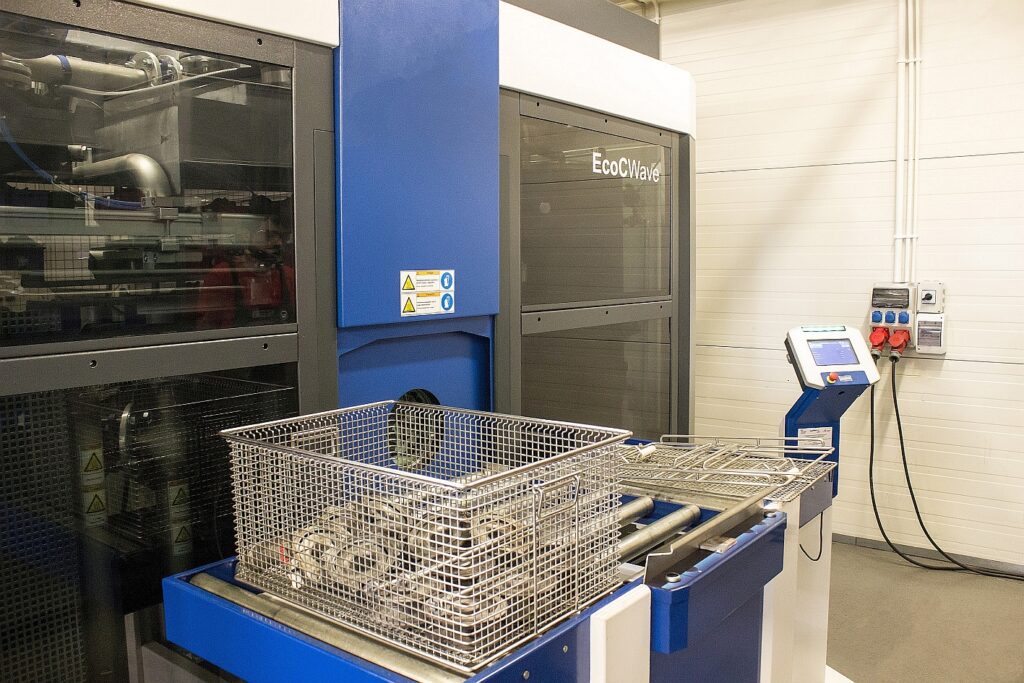 For the broad range of cleaning applications in general industry, the plant manufacturer provides information on chamber systems in standard design and as special systems for aqueous and solvent cleaning as well as in-line immersion systems.
